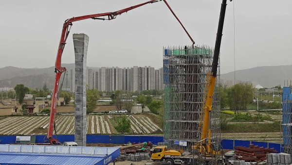 在球王会四公司临夏市环城北路桥梁及附属工程（二期）项目现场，钢筋加工区火花飞扬、安装墩柱区一件件钢筋骨架安全运达、泵车将一方方混凝土输送至墩柱浇筑......现场一片繁忙景象。自四月复工以来