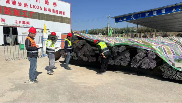 连日来，由球王会承建的康乐县北滨河路西段及连接线道路项目建设有序推进，路基处理、管道安装、涵洞和桥梁等多个作业面同步施工，全体建设者用汗水浇筑市政道路建设基石，以实干精神推进项目履约取得新成